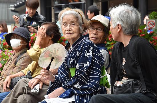 中国养老大变局！日本几十万老人来中国养老，中国老人怎么办？