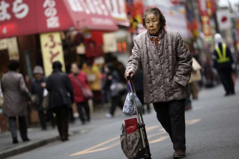 中国养老大变局！日本几十万老人来中国养老，中国老人怎么办？