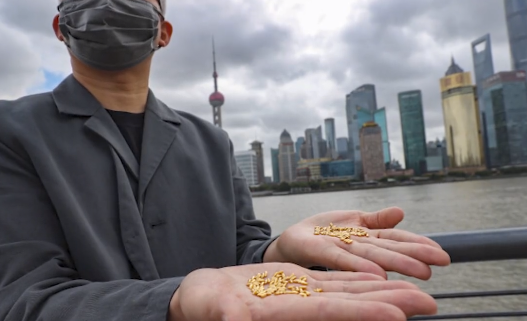 上海一男子用500克黄金制1000粒米扔进黄浦江等地，讽刺浪费粮食