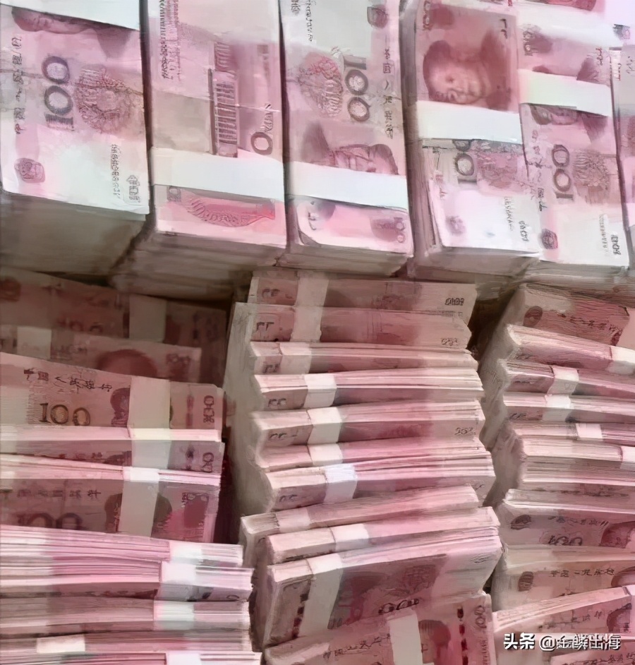 把100万存入余额宝,每天什么都不做,利息够维持家庭开支吗?