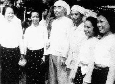 周总理与傣族人民一起欢度泼水节，到现在已经六十年了