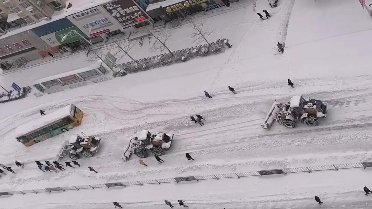 一场突如其来的特大级暴雪袭击辽宁鞍山