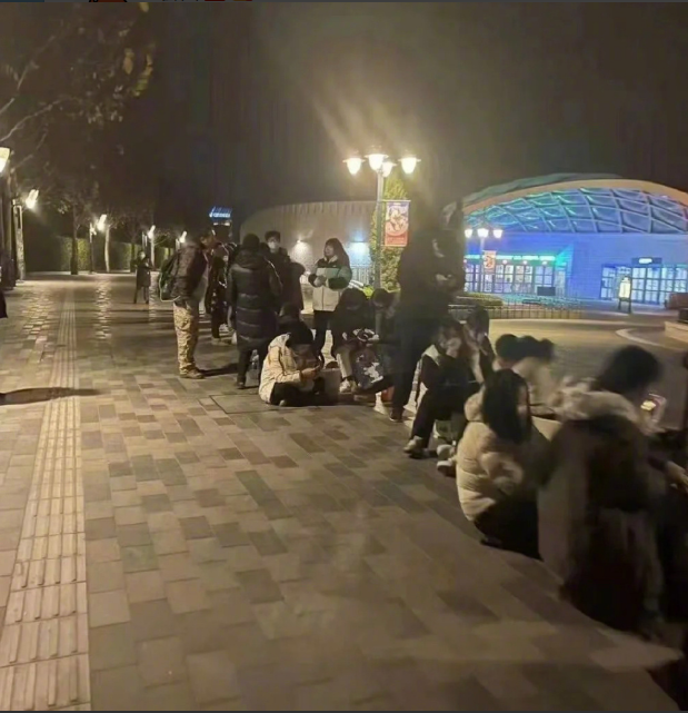 凌晨3点超5000人迪士尼排队买玩偶(网友直呼这些人太疯狂)
