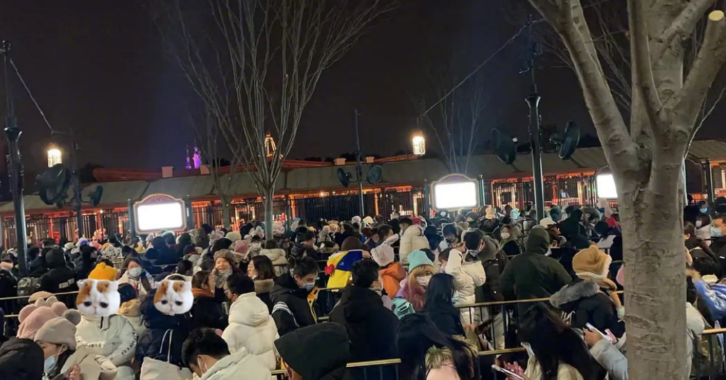 凌晨3点超5000人迪士尼排队买玩偶(网友直呼这些人太疯狂)