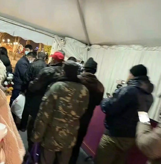 凌晨3点超5000人迪士尼排队买玩偶(网友直呼这些人太疯狂)