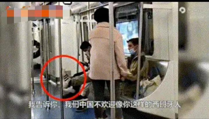深圳女子怒斥外籍男踩扶手,几个年轻人的做法,却引来网友不满