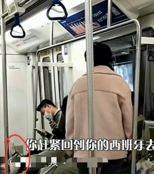 深圳女子怒斥外籍男踩扶手,几个年轻人的做法,却引来网友不满